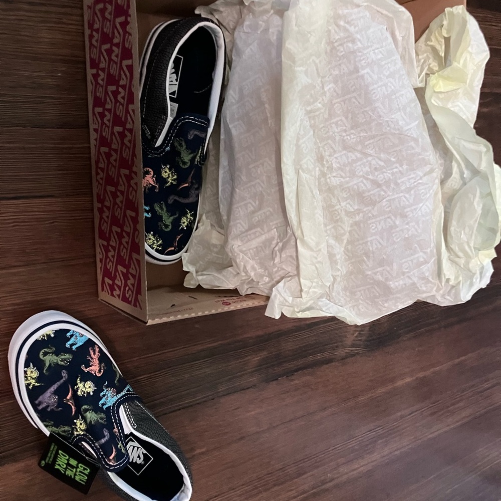 NIB Vans Kids Classic Slip-On Shoes Sz 2 - Picture 3 of 3